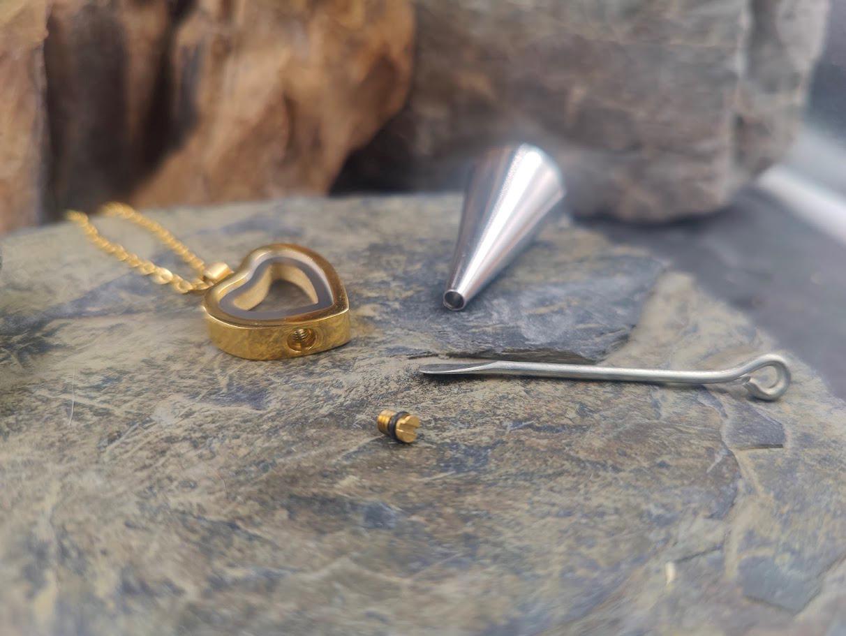 Heart, amulet, locket, ashes, fur, glass pendant, animal hair jewelry, DIY to fill yourself