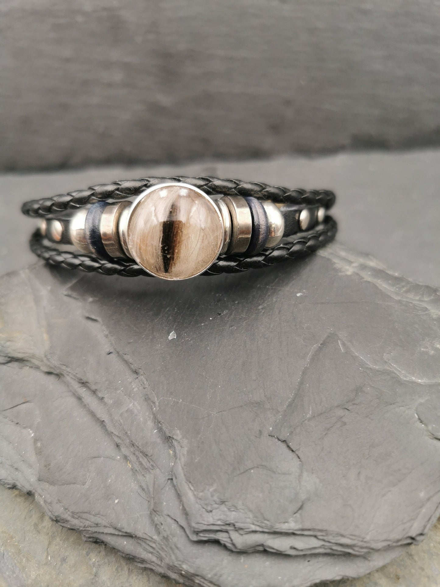 Armband mit Drucknopf