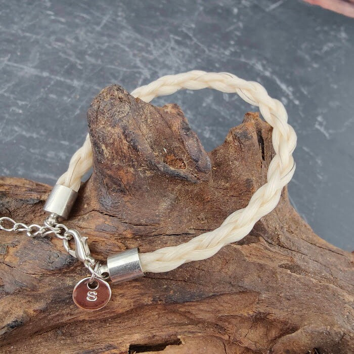 Pferdehaararmband mit Buchstabe Charm