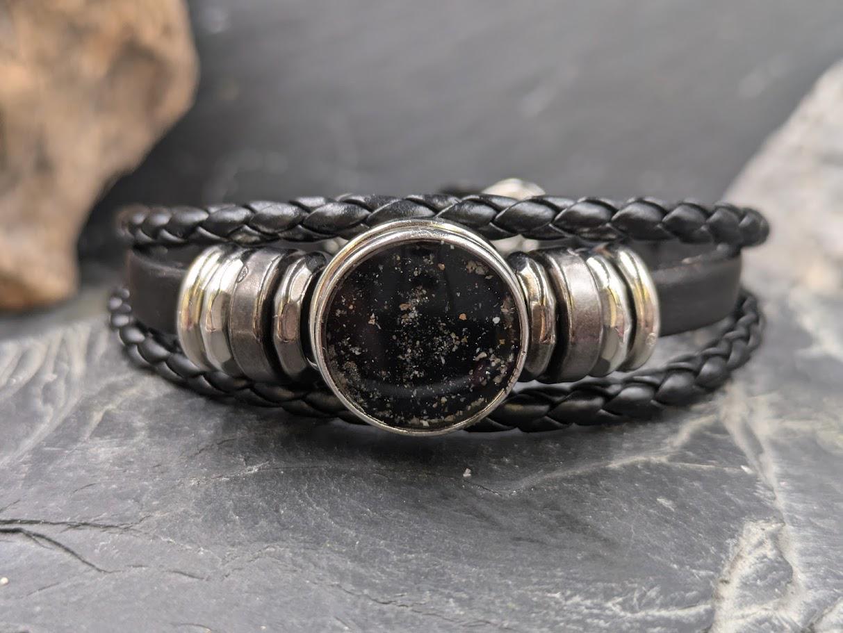 Armband mit Drucknopf