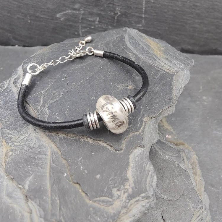 Bracelet en cuir avec une perle remplie de cheveux, de fourrure, de cendres et de nom, bijoux en poils d'animaux, bijoux commémoratifs, bijoux d'urne