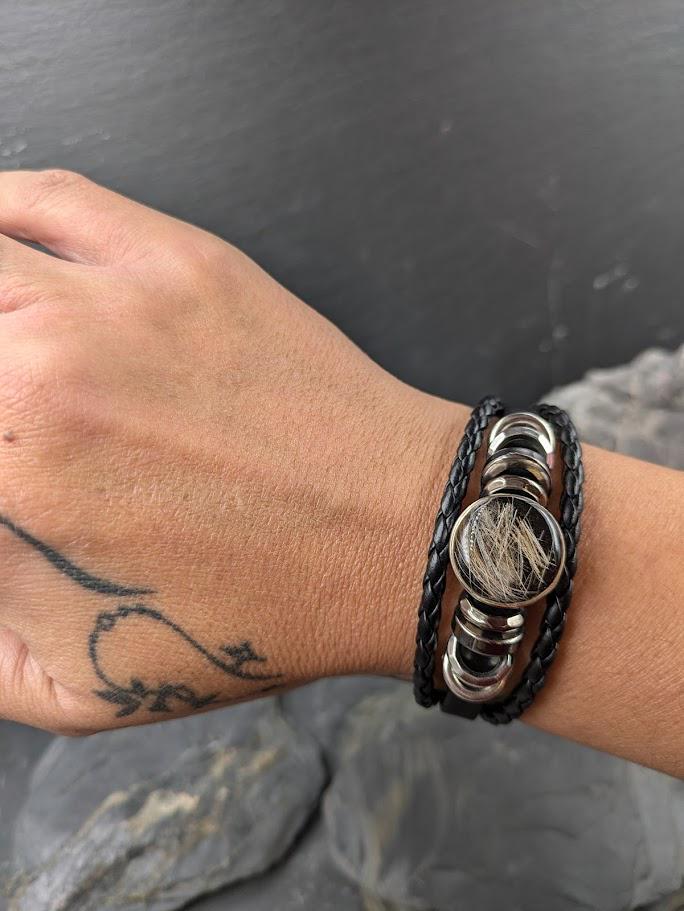 Armband mit Drucknopf