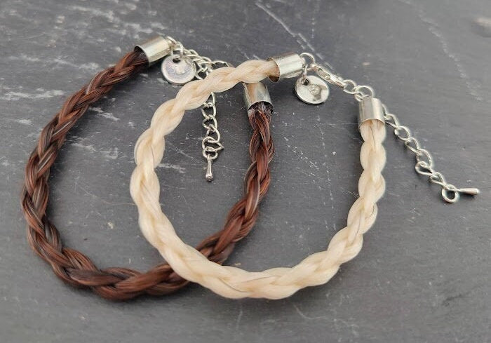 Pferdehaararmband mit Buchstabe Charm