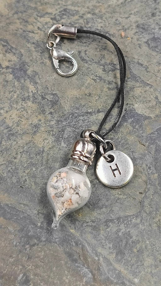 Phiole mit Buchstaben Charm