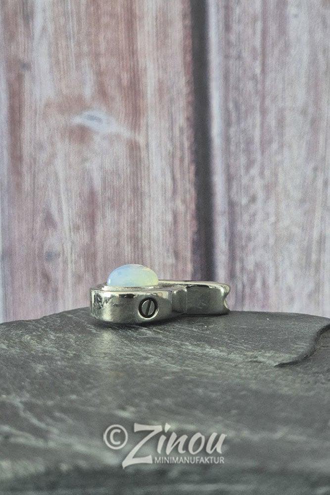 Rückseite des Tierhaarschmuck Infinity-Anhängers mit Befüllöffnung auf Schieferstein – Gedenkschmuck von Zinou Minimanufaktur