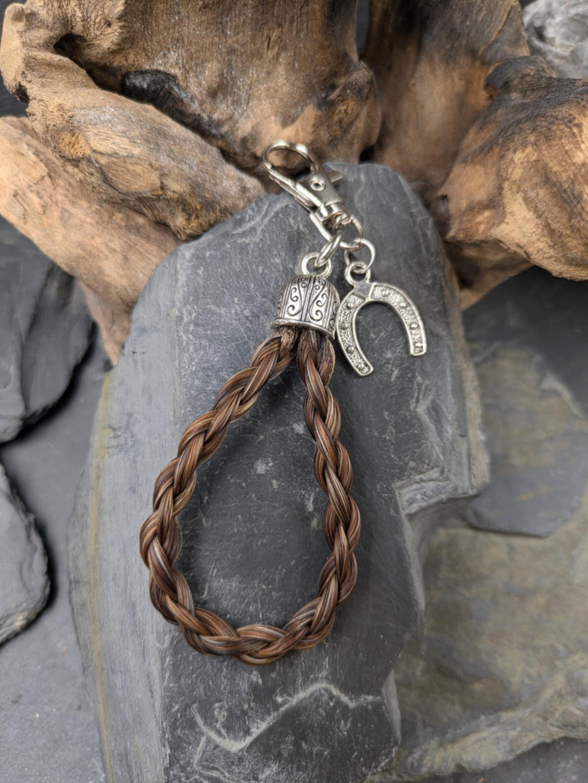 Schlüsselanhänger Pferdehaarschmuck aus dem Schweifhaar vom eigenem Pferd oder Pony mit silbernem Hufeisencharm