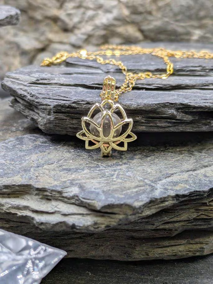 Lotus Anhänger für Asche in Sterling Silber Gold mit Kette und 8mm Perle gefüllt mit Fell oder Asche liegt auf Schieferplatten