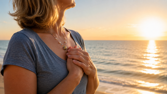 Frau am Strand mit dem Port um den Hals
