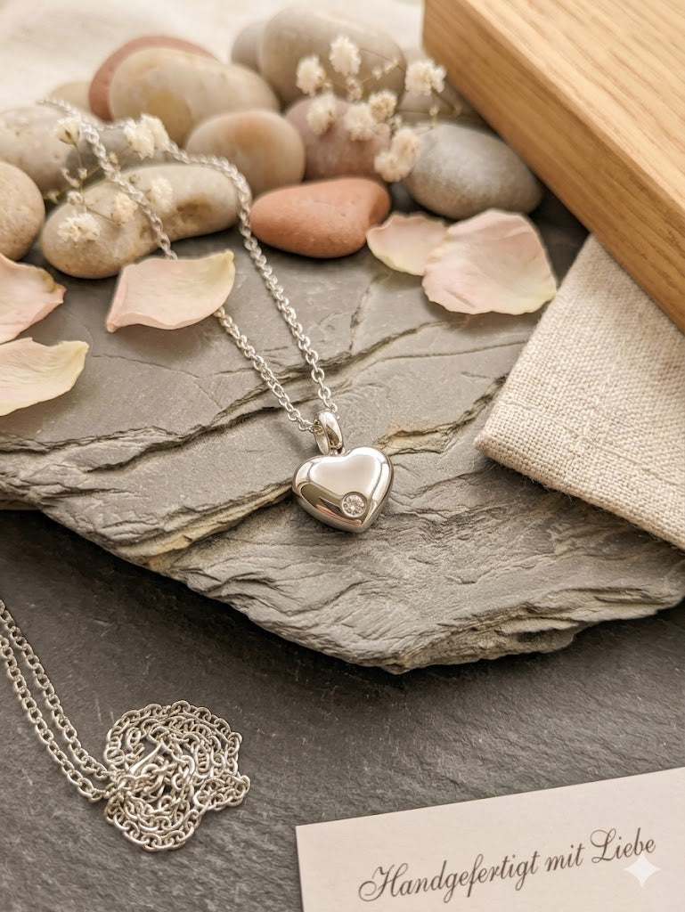 Ein Hauch Ewigkeit: Herz-Miniurne mit Zirkonia & Edelstahlkette