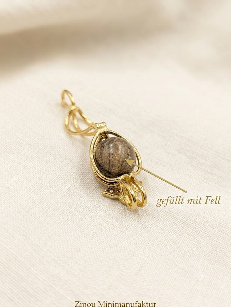 Goldener Anhänger mit Schmetterling mit kleinen Zirkonia Mitte eine 8mm Perle gefüllt mit Fell oder Asche