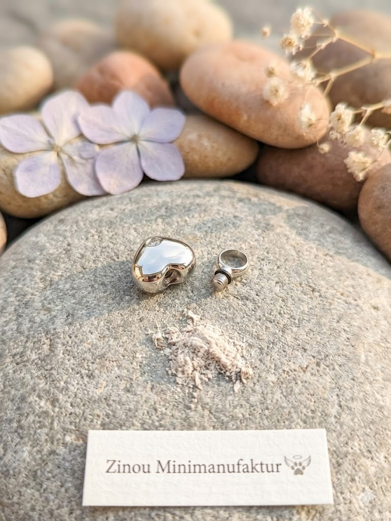 Ein Hauch Ewigkeit: Herz-Miniurne mit Zirkonia & Edelstahlkette