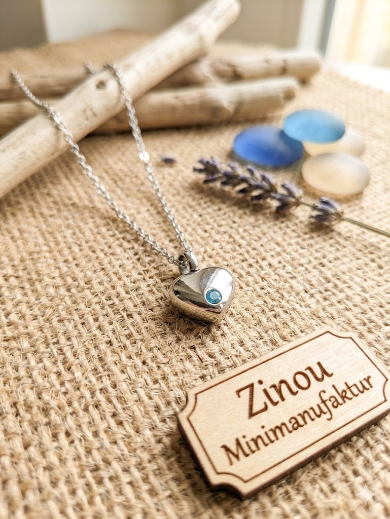 Ein Hauch Ewigkeit: Herz-Miniurne mit Zirkonia & Edelstahlkette