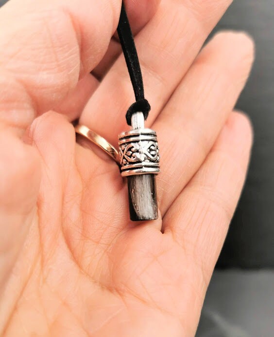 Bijoux en poils d'animaux, amulettes, bâtons avec fourrure, cendres, cheveux, boucles de bébé, cordon ombilical, collier, souvenir, appelant d'anges