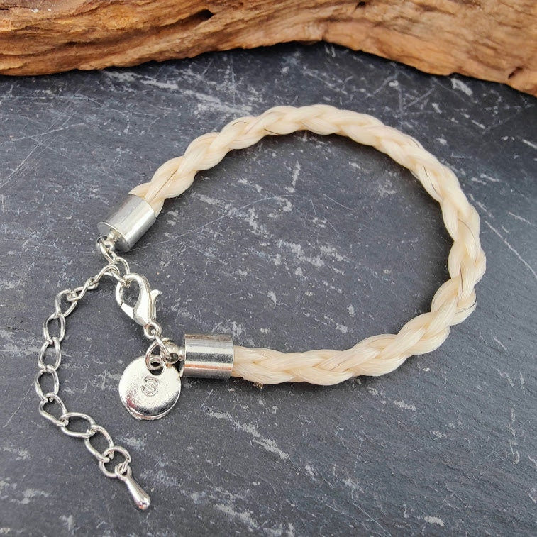 Pferdehaararmband mit Buchstabe Charm