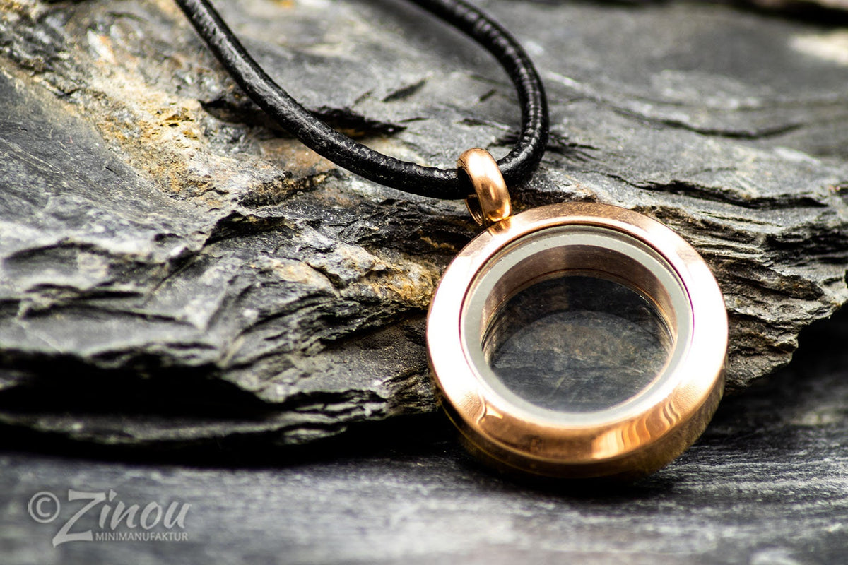 Roségoldenes Amulett Luna mit Drehverschluss an schwarzer Lederkordel auf Schieferstein – Gedenkschmuck von Zinou Minimanufaktur