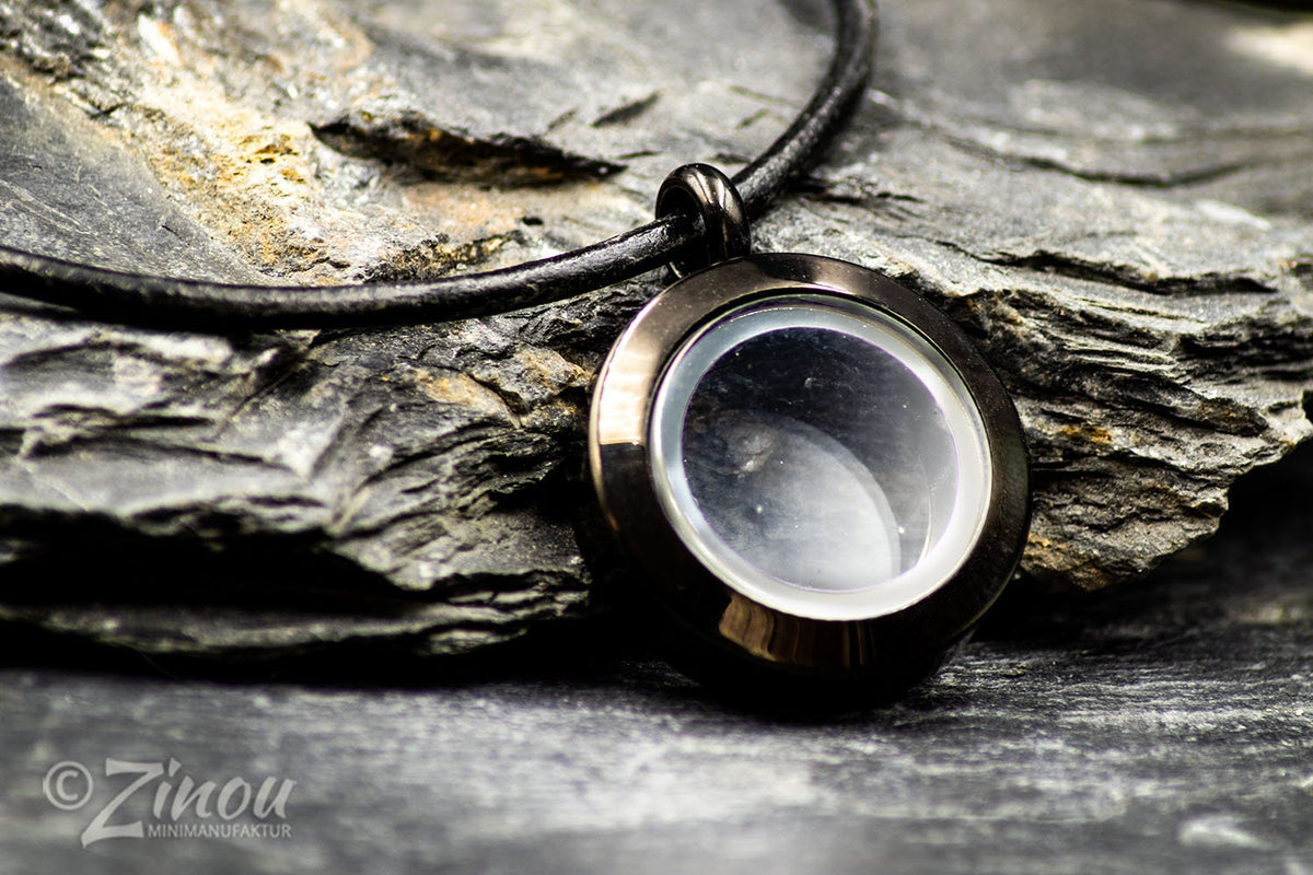 Schwarzes Amulett Luna mit Drehverschluss an schwarzer Lederkordel auf Schieferstein – Gedenkschmuck von Zinou Minimanufaktur