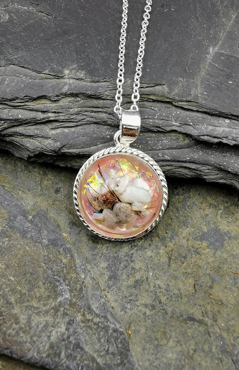 Silberner runder Dahlia-Anhänger mit weißem Fell/Asche-Einschluss und rosa Partikeln, Goldflitter, Schieferstein