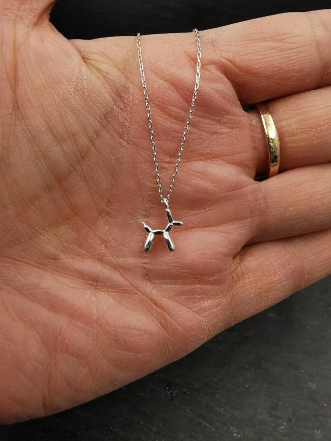 Sterling Silber Anhänger Pudel im Ballon-Hund-Stil an Silberkette in einer Handfläche gehalten, Nahaufnahme – Gedenkschmuck von Zinou Minimanufaktur
