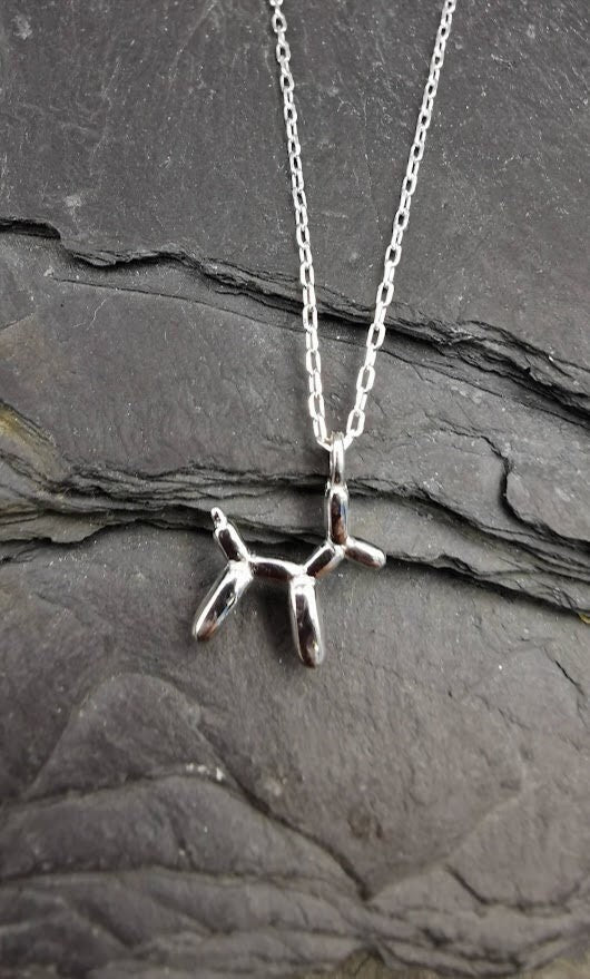 Sterling Silber Anhänger Pudel im Ballon-Hund-Stil an Silberkette auf Schieferstein – Gedenkschmuck von Zinou Minimanufaktur