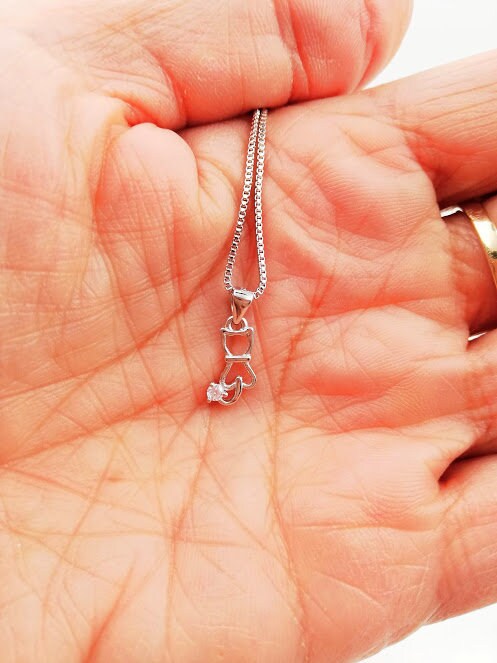Größenvergleich: Filigraner Katzen-Anhänger aus 925 Sterling Silber in einer Handfläche