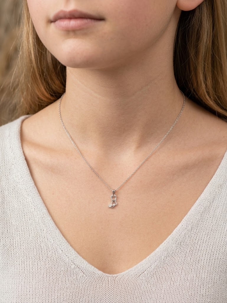 Junge Frau trägt filigrane Silberkette mit Katzen-Anhänger aus 925 Sterling Silber – Geschenk für Katzenliebhaber