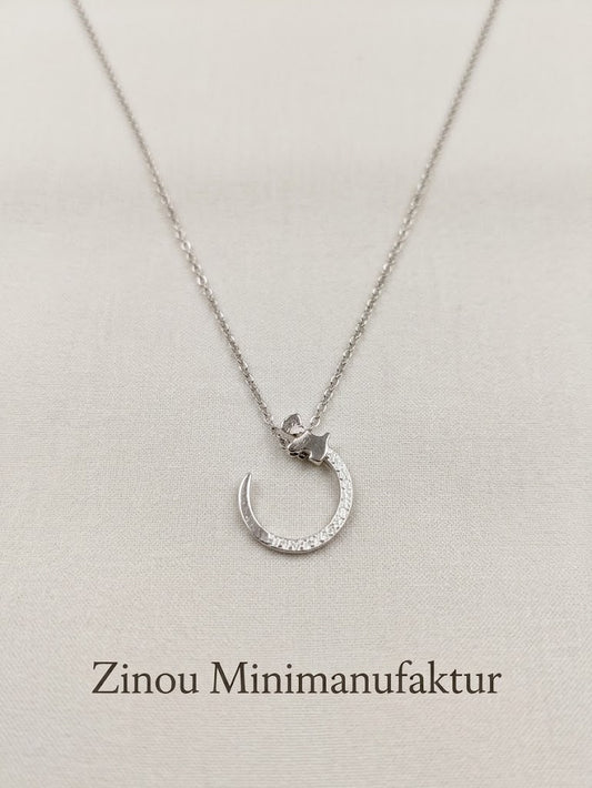  Der Anhänger zeigt einen kleinen, liebevoll ausgearbeiteten Westi auf einem elegant geformten Bogen, der mit feinen, funkelnden Cubic Zirkonia-Steinen besetzt ist.
