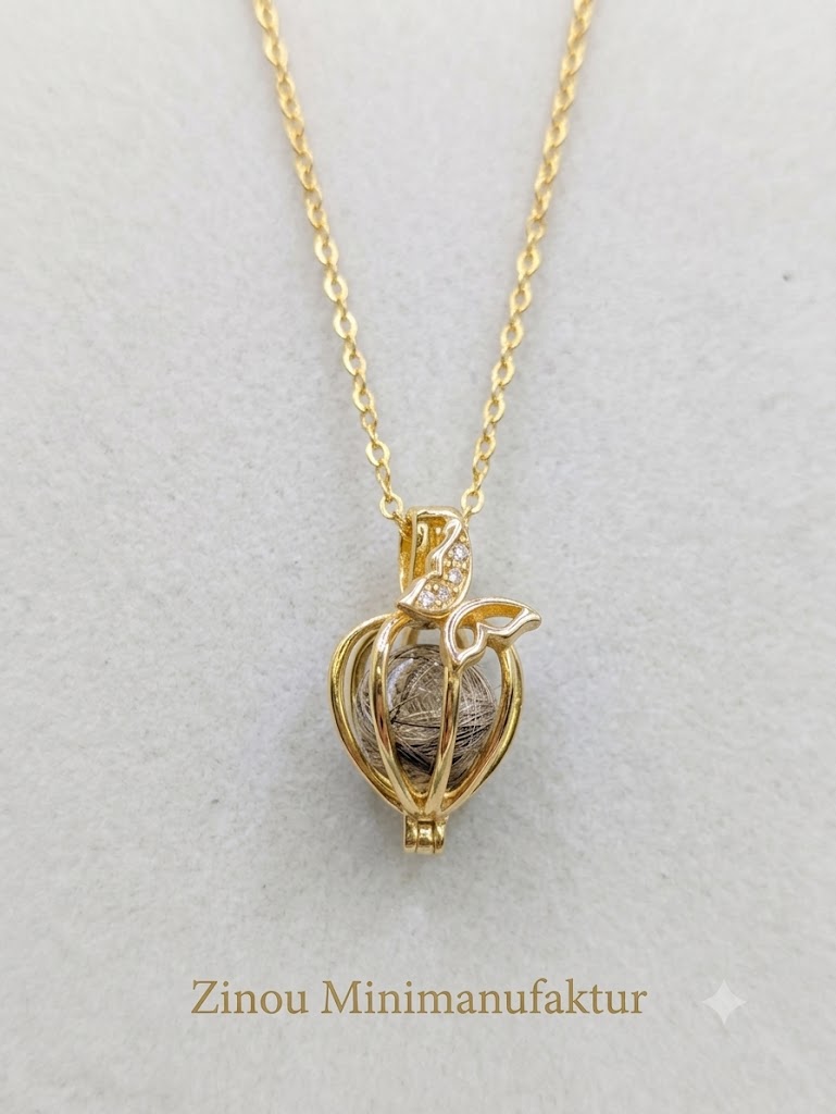 Goldener Käfig mit Schmetterling mit kleinen Zirkonia, Mitte eine 8mm Perle gefüllt mit Fell oder Asche Tierhaarschmuck