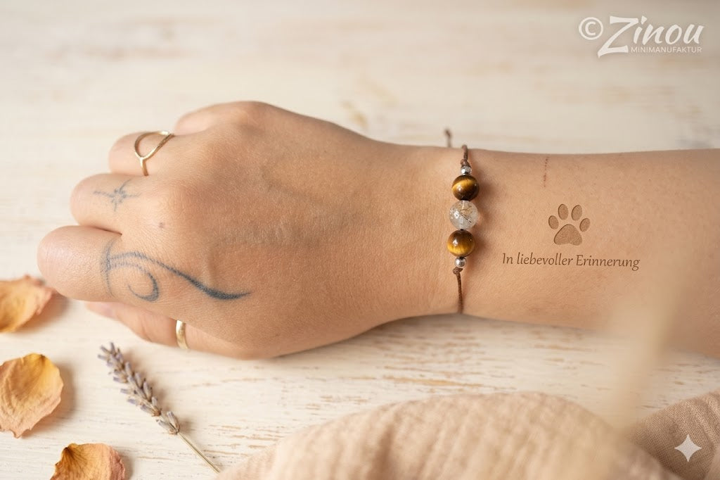 Armband Feder mit Halbedelsteinen Tigerauge und Perle gefüllt mit Fell oder Asche
