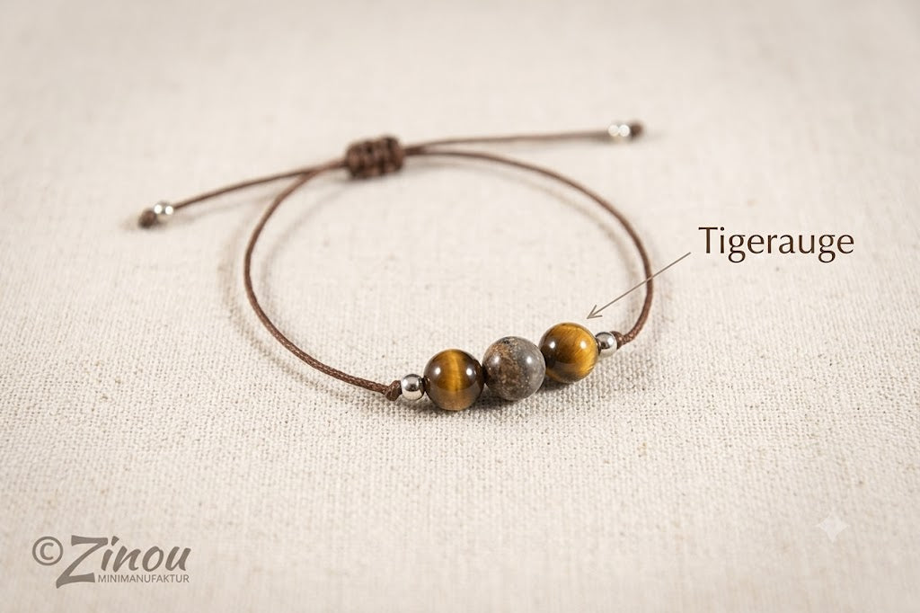 Armband Feder mit Tigerauge-Halbedelsteinen und Fellperle auf beigem Leinen – Tierhaarschmuck von Zinou Minimanufaktur