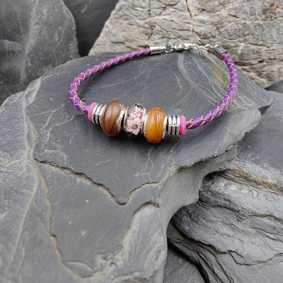Armband-vegan-lila-geflochten-Fellperlen-Bluetenperle-Tierhaarschmuck-Zinou