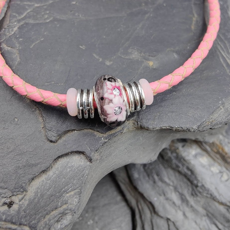 Veganes rosa Armband mit schwarz-rosa Blütenperle gefüllt mit Fell oder Asche – Zinou Minimanufaktur