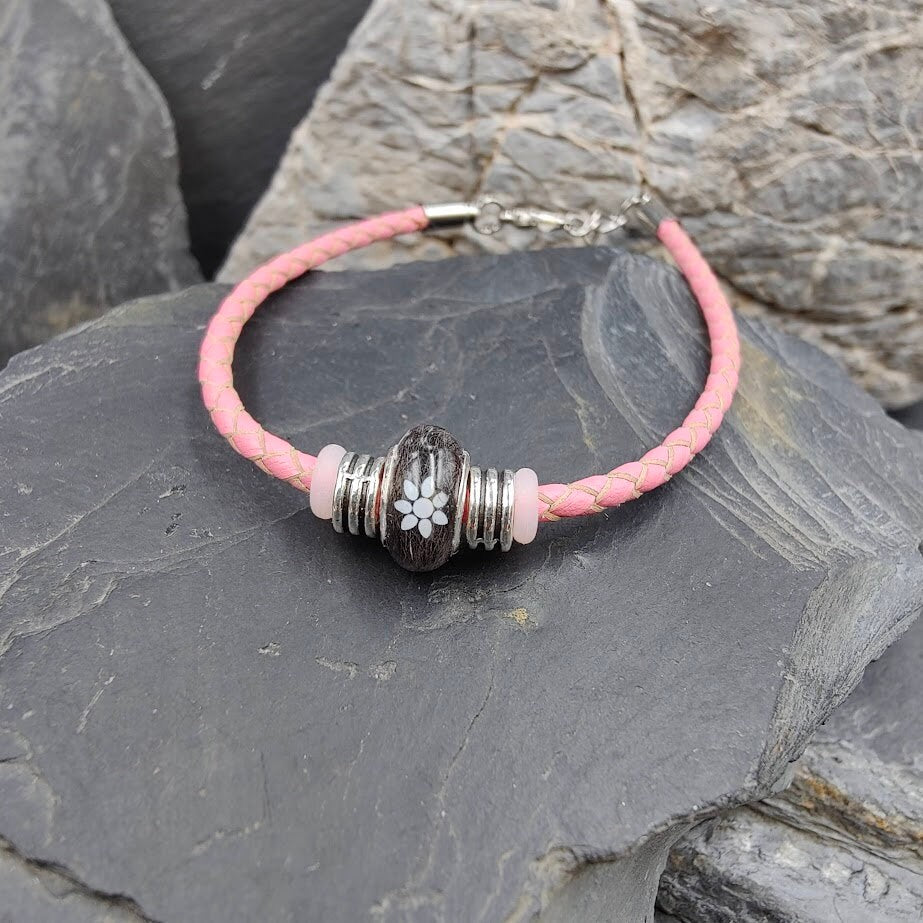 Veganes rosa Armband mit dunkler Fellperle und weißer Blütenperle aus Tierhaar – Zinou Minimanufaktur
