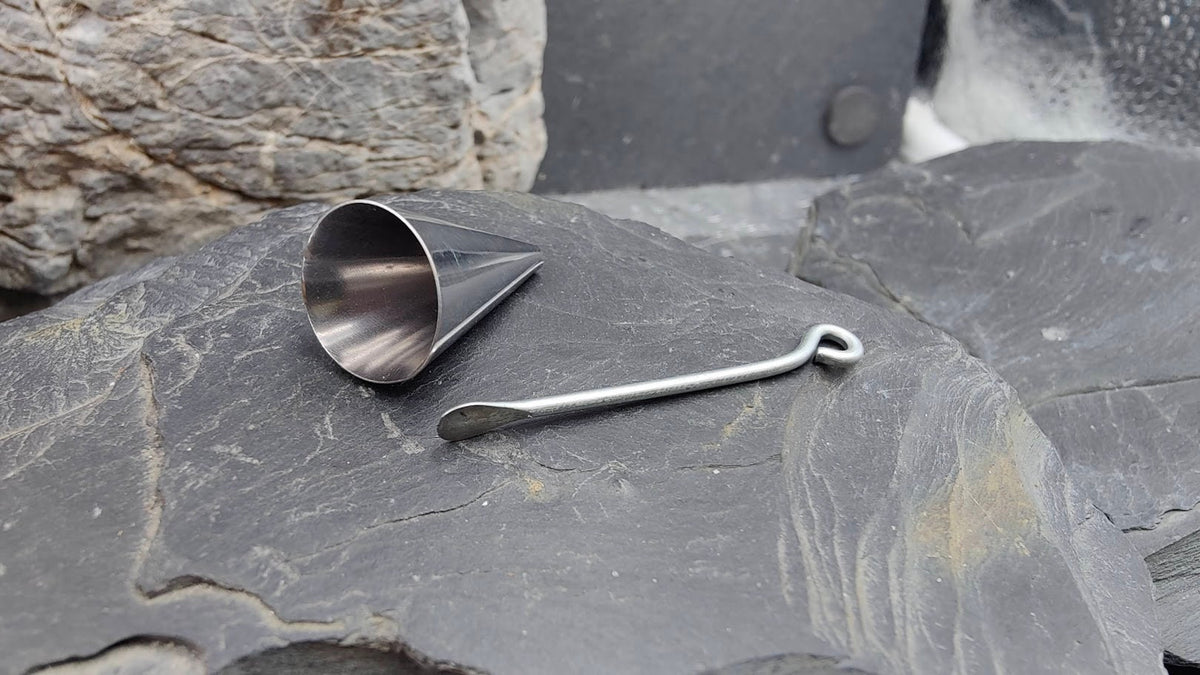 Einfülltrichter und Löffelchen aus Edelstahl auf Schieferstein – Befüllzubehör Zinou Minimanufaktur