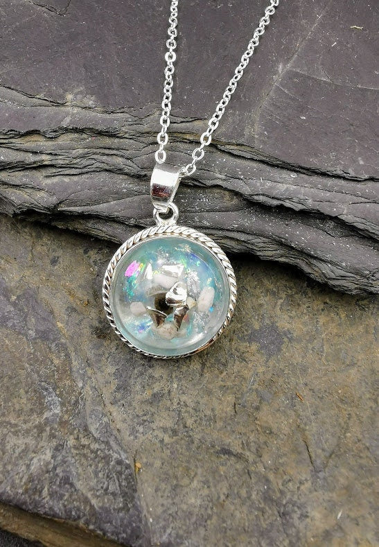 Silberner runder Dahlia-Anhänger mit weißem Fell/Asche-Einschluss und blauen Partikeln, Goldflitter, Schieferstein