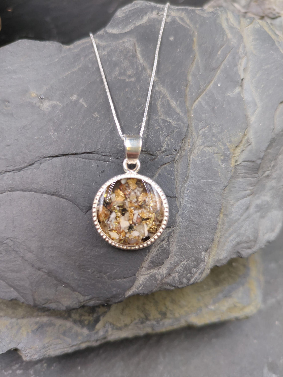 Silberner Dahlia-Anhänger mit goldenem Asche-Einschluss auf Schieferstein – Ascheschmuck von Zinou Minimanufaktur