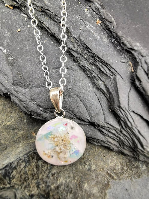 Silberner Dana-Anhänger mit Asche und Opal-Einschluss auf Schieferstein – Gedenkschmuck von Zinou Minimanufaktur