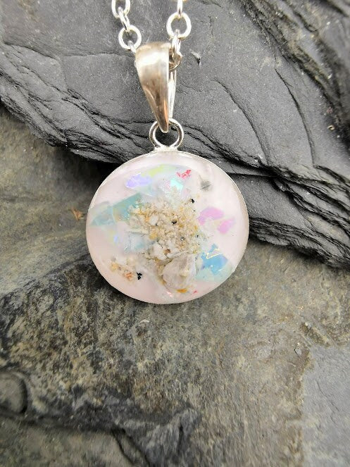 Silberner Dana-Anhänger mit Asche und Opal-Glitter auf Schieferstein, Seitenansicht – Gedenkschmuck von Zinou Minimanufaktu