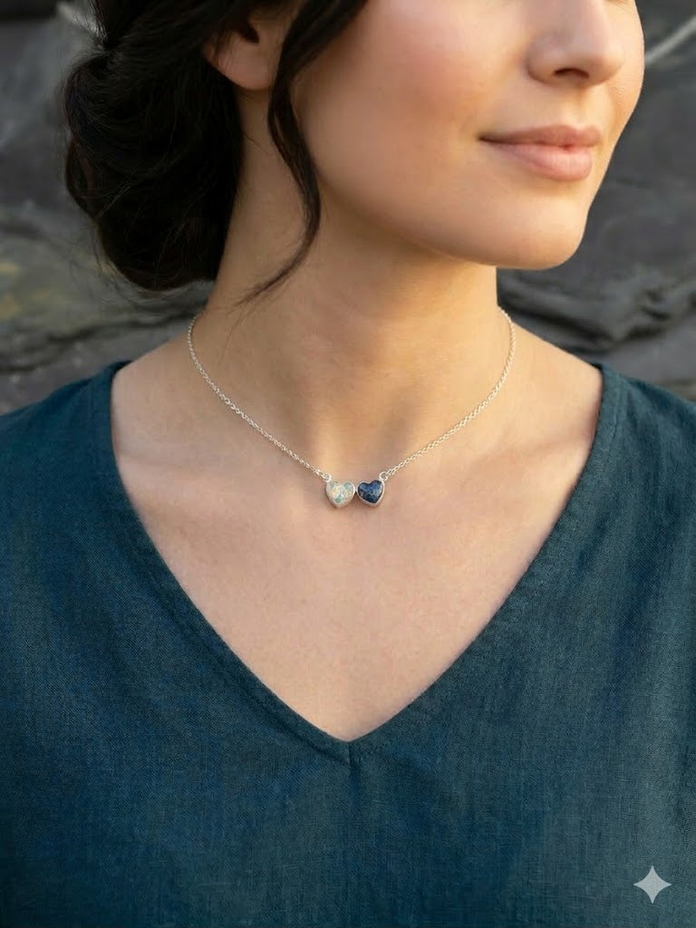 Frau trägt Doppelherz-Kette mit weißem und dunklem Asche-Einschluss an Silberkette – Gedenkschmuck von Zinou Minimanufaktur