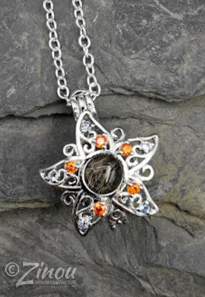 Silberner Engelrufer Blume mit Fellperle und orangefarbenen Zirkonia an Silberkette auf Schieferstein, Frontansicht – Gedenkschmuck von Zinou Minimanufaktur