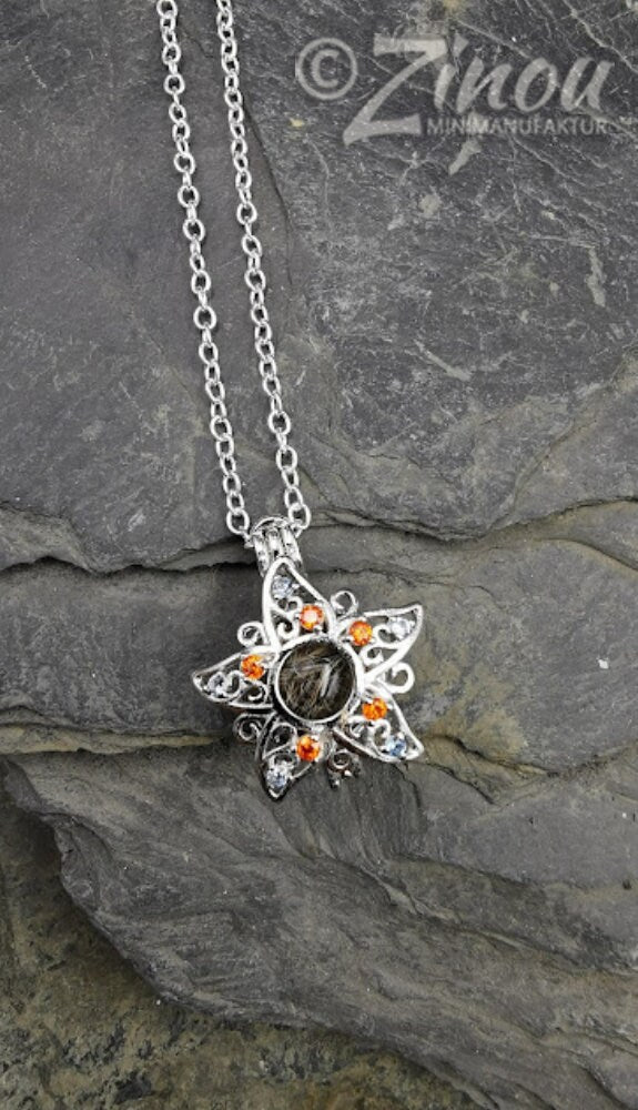 Silberner Engelrufer Blume mit Fellperle und orangefarbenen Zirkonia an Silberkette auf Schieferstein, seitliche Ansicht – Gedenkschmuck von Zinou Minimanufaktur