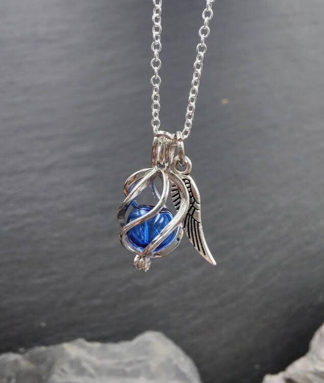 Engelrufer Sterling Silber mit blauer Glasperle und Flügel-Charm hängend an Silberkette, Frontansicht – Gedenkschmuck DIY von Zinou Minimanufaktur
