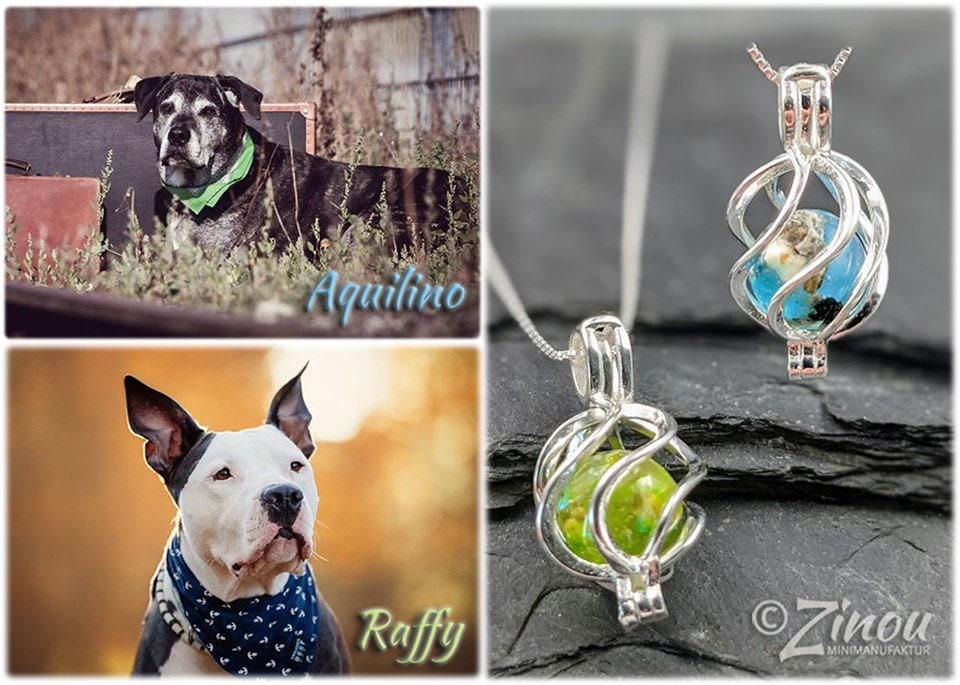 Zwei silberne Engelrufer-Käfige mit türkiser und grüner Glitter-Perle auf Schieferstein, Hundefotos Aquilino und Raffy – Gedenkschmuck von Zinou Minimanufaktur