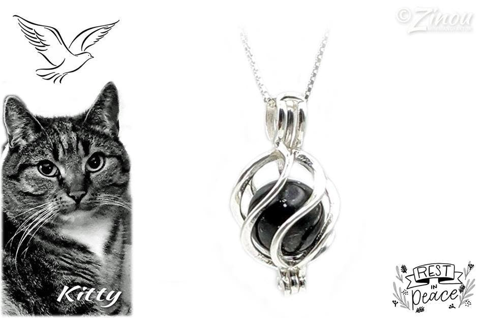 Silberner Engelrufer-Käfig mit schwarzer Perle an Silberkette, Schwarz-Weiß-Foto von Katze Kitty – Gedenkschmuck von Zinou Minimanufaktur