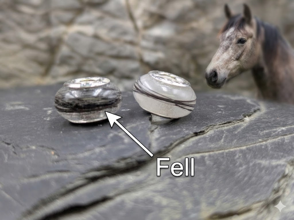 Zwei Fellperlen 12mm auf Schieferstein mit Pferdekopf – Vergleich Fell-Variante für Pandora Armband, Zinou Minimanufaktur