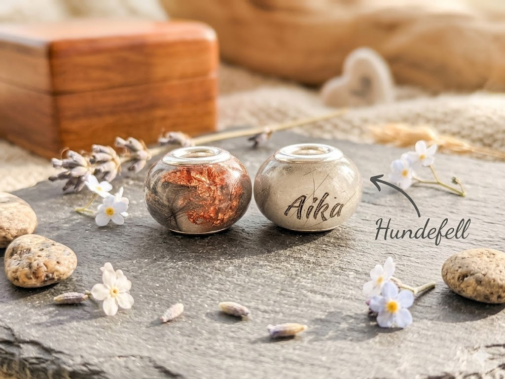 Zwei Perlen gefüllt mit Fell vom Hund Aika mit Ösen aus 925 Sterling Silber Loch 5mm passend für Pandora Armbänder