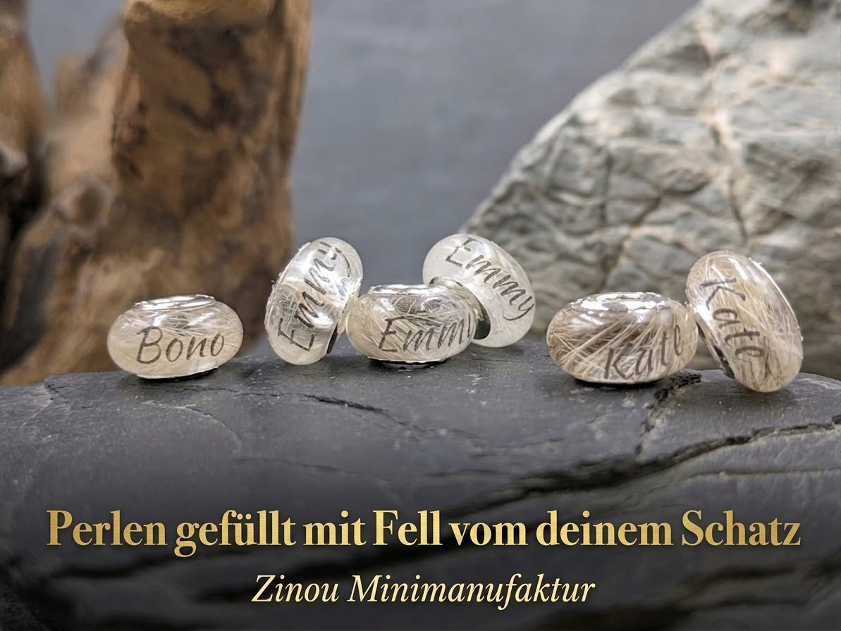 Sechs transparente Gedenkperlen gefüllt mit Tierfell und den Namensaufdrucken Bono, Emmy und Kate auf Schiefergestein mit Schriftzug Perlen gefüllt mit Fell vom deinem Schatz Zinou Minimanufaktur