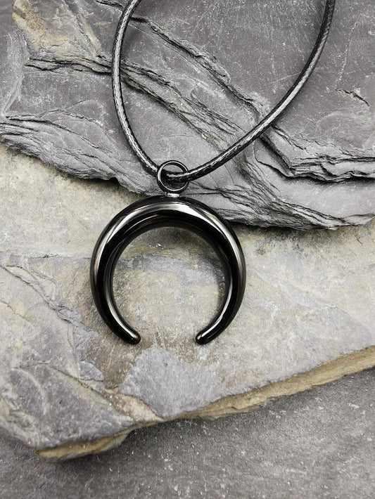 Schwarzer Edelstahl-Halbmond-Urnenanhänger an schwarzem Lederband auf Schieferstein – Gedenkschmuck für Asche von Zinou Minimanufaktur
