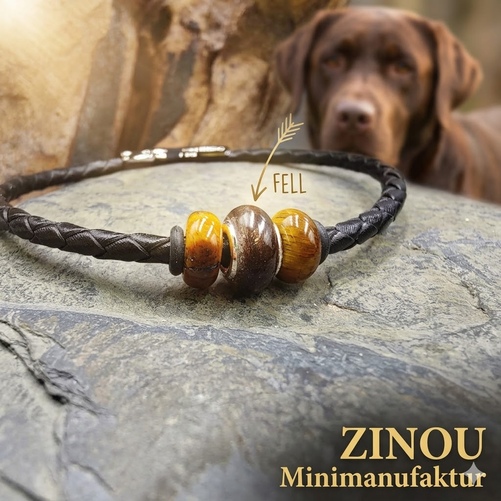 Glücksbringer Armband Lucky mit Fellperle und Tigerauge-Perlen auf hellem Stein, Beschriftung mit Pfeil – Tierhaarschmuck von Zinou Minimanufaktur