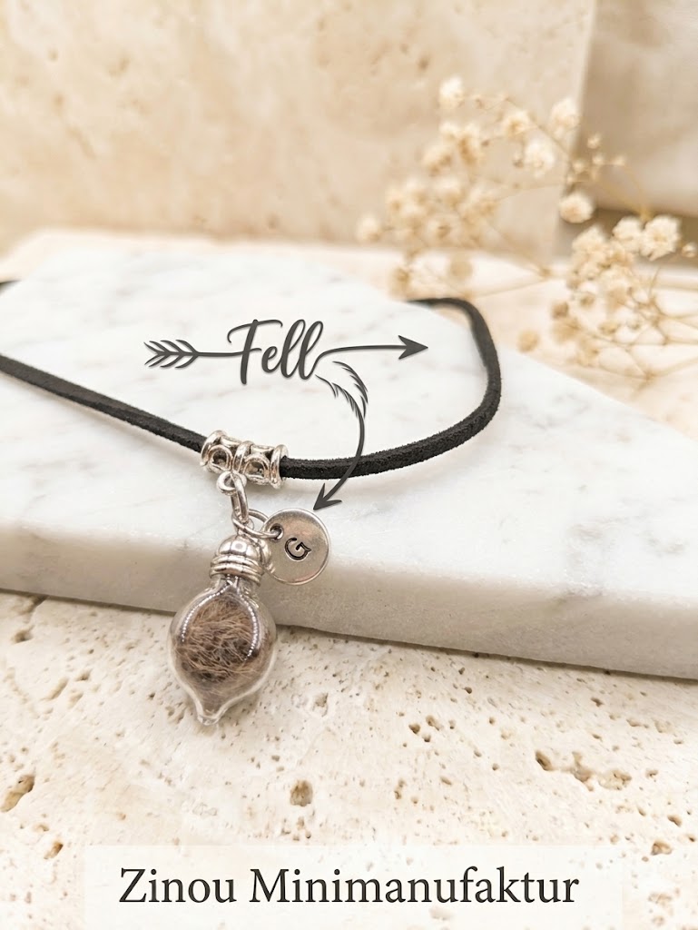 Glasanhänger gefüllt mit Fell oder Asche – Kundenfoto Gedenkschmuck von Zinou Minimanufaktur
