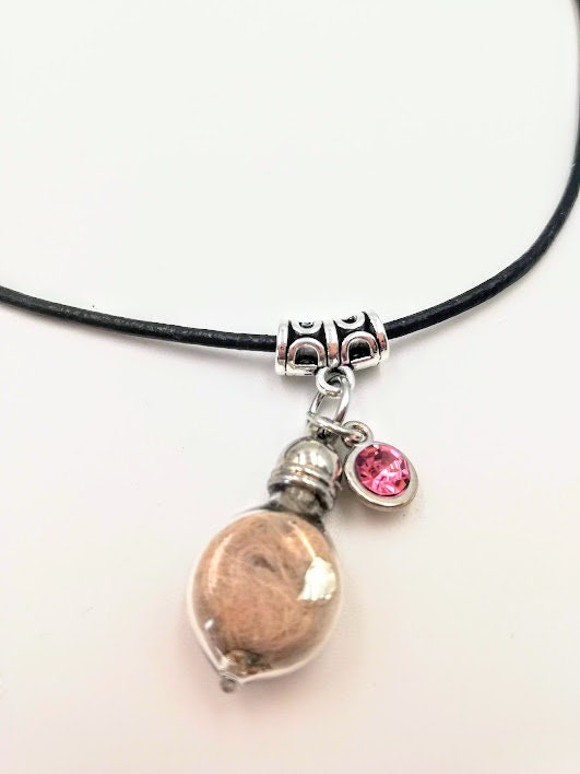 Glasanhänger gefüllt mit Fell von der eigenen Katze – Kundenfoto Gedenkschmuck Zinou Minimanufaktur